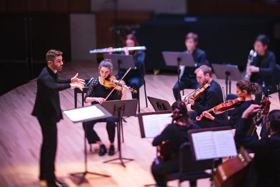 Photo de Jean-Michaël Lavoie dirigeant un ensemble sur scène
